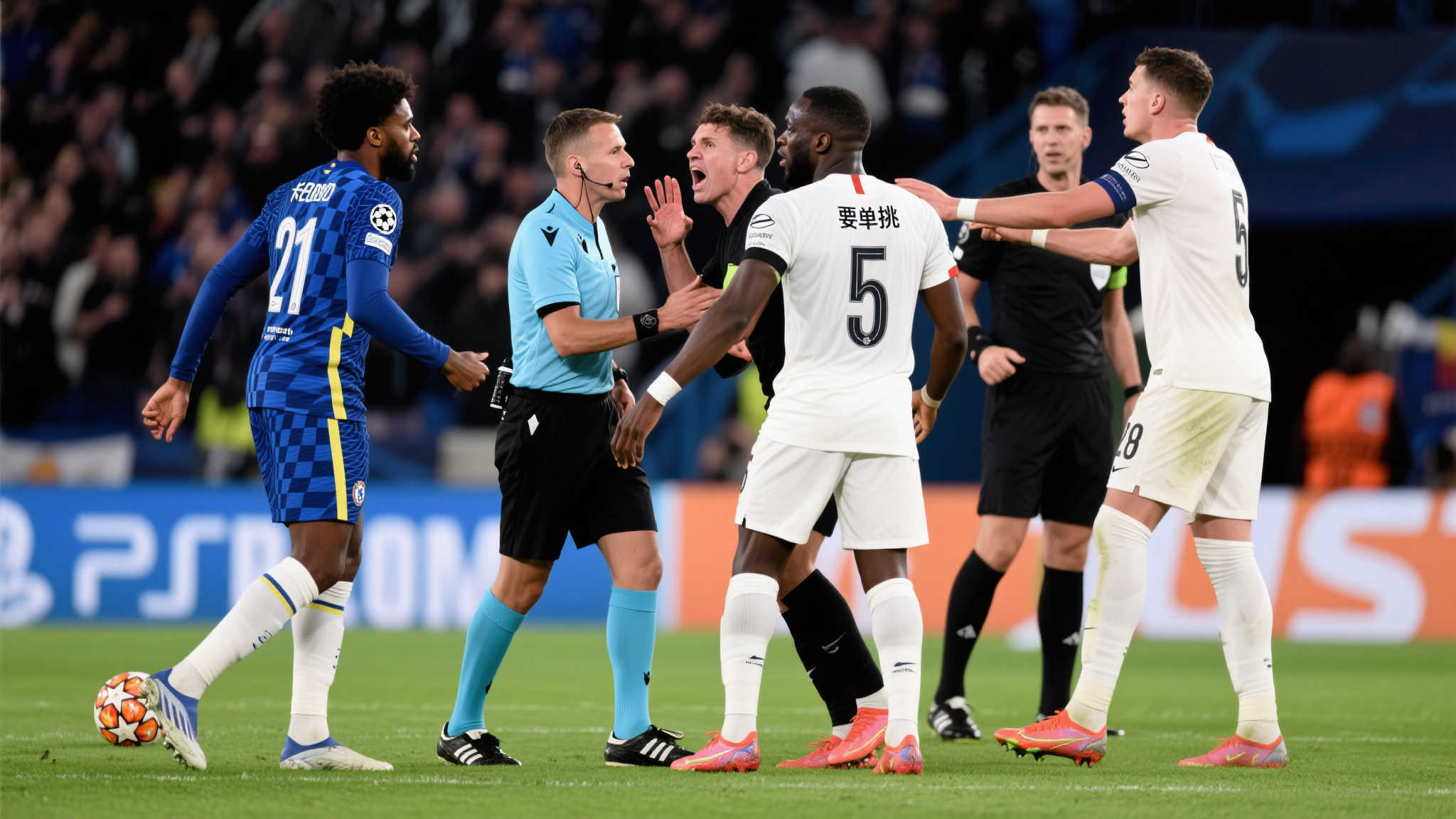 在足球赛场上，球员之间的较量不仅限于技术与战术，有